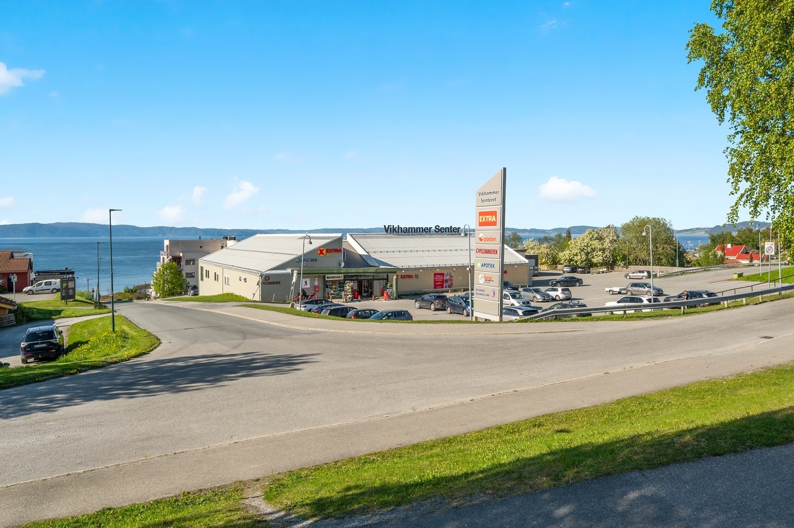 Nærområdet: Kun 50 meter til Vikhammer senter med apoktek, friøsr, Coop extra og Pizzabakeren. Bussholdeplass ligger ca. 150 meter fra leiligheten. Galleribilde
