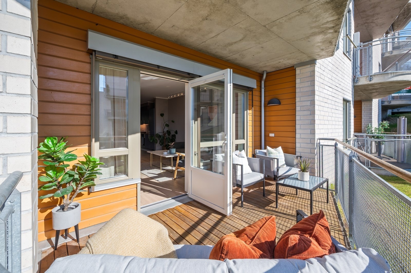 Leiligheten har balkong på 9m² med sjøutsikt. Galleribilde