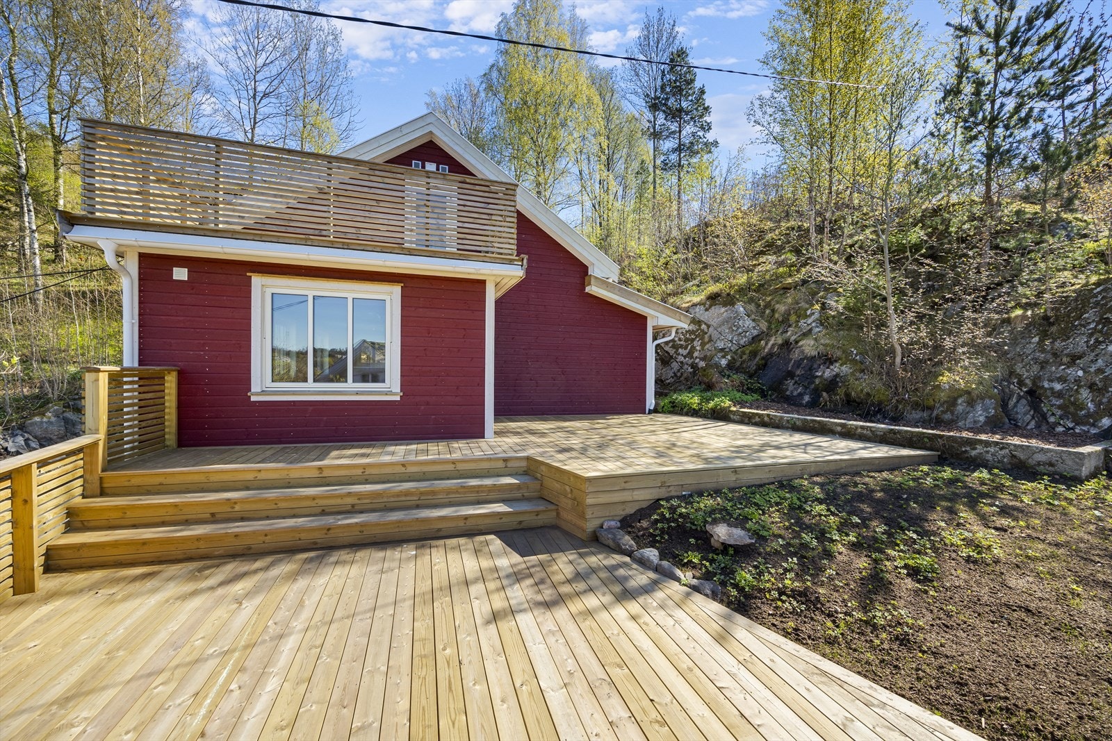 På terrasse er det god plass til sittegruppe, spisebord, grill m.m. Galleribilde