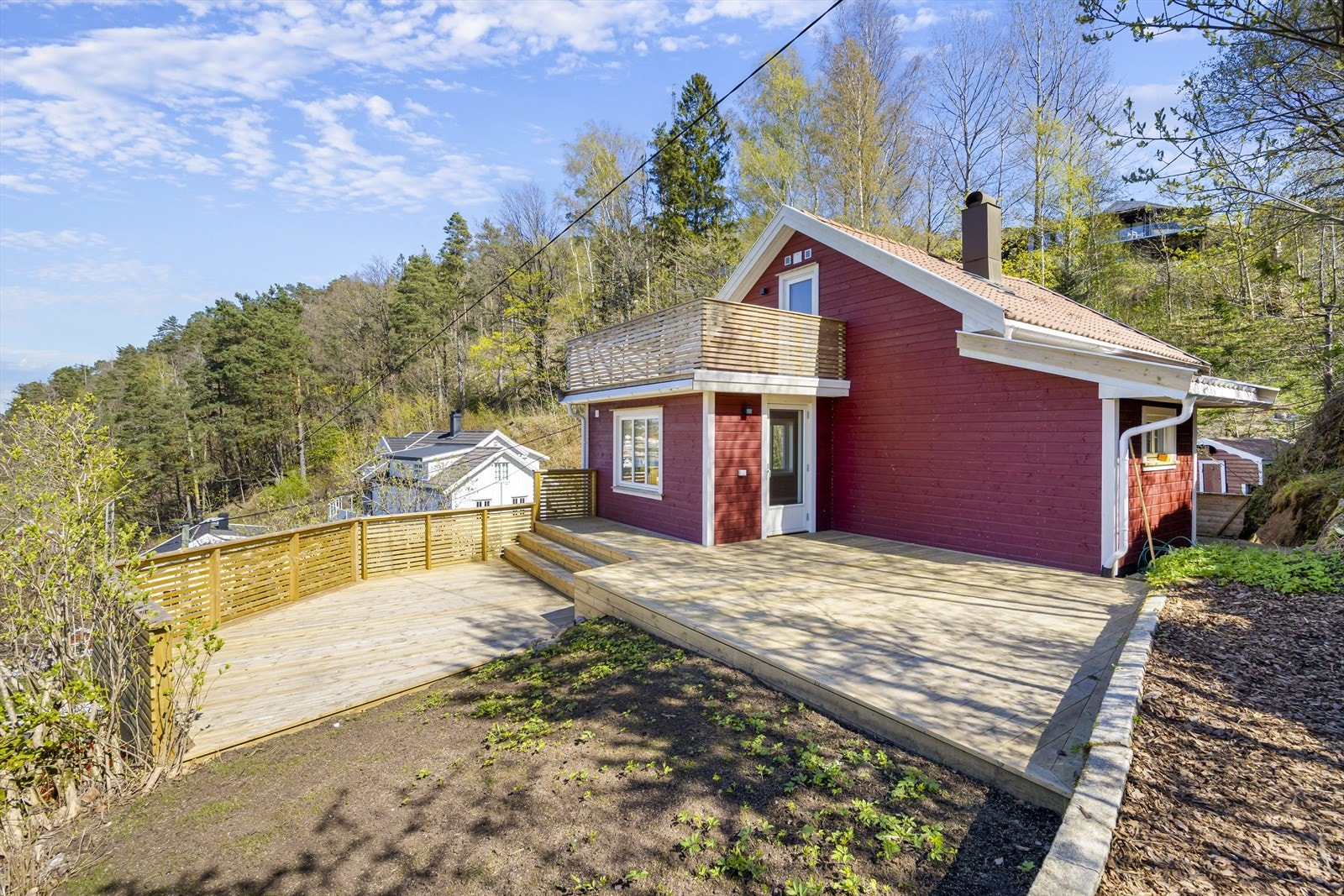 Uteplassen er oppgradert med et stort terrasseområde og tilhørende rekkverk, samt område hvor det er sådd plen. Galleribilde