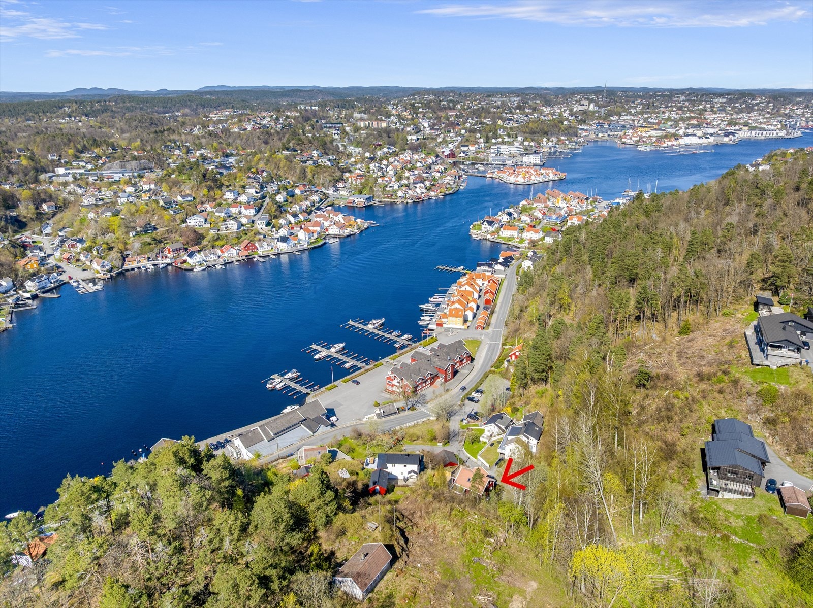 Sentralt beliggende på Hisøy med kort vei til mulighet for leie av båtplass. Galleribilde