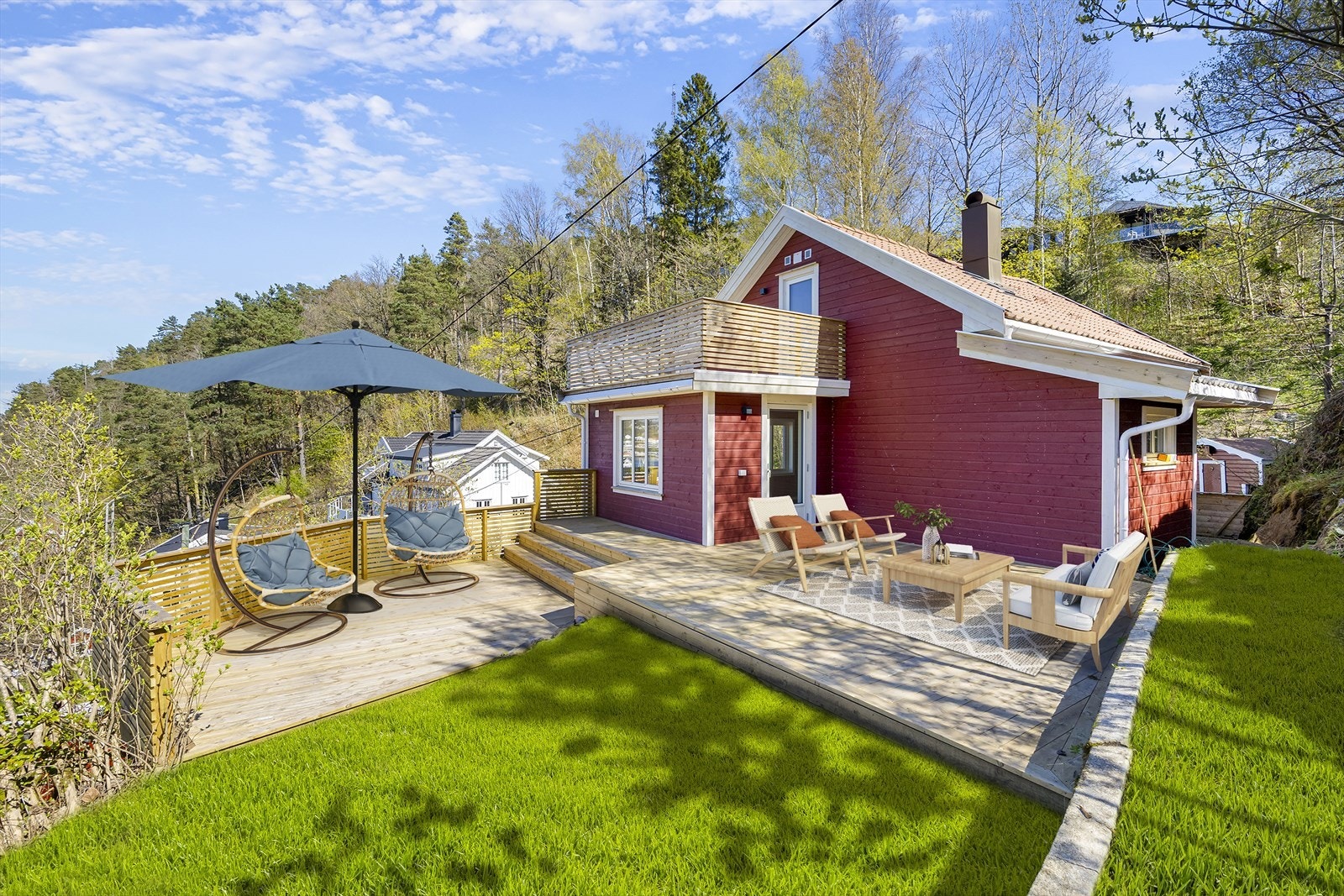 Uteområdet er opparbeidet med terrasse, plen og diverse beplanting. Bildet er digitalt redigert for inspirasjon til uteområdet. Galleribilde
