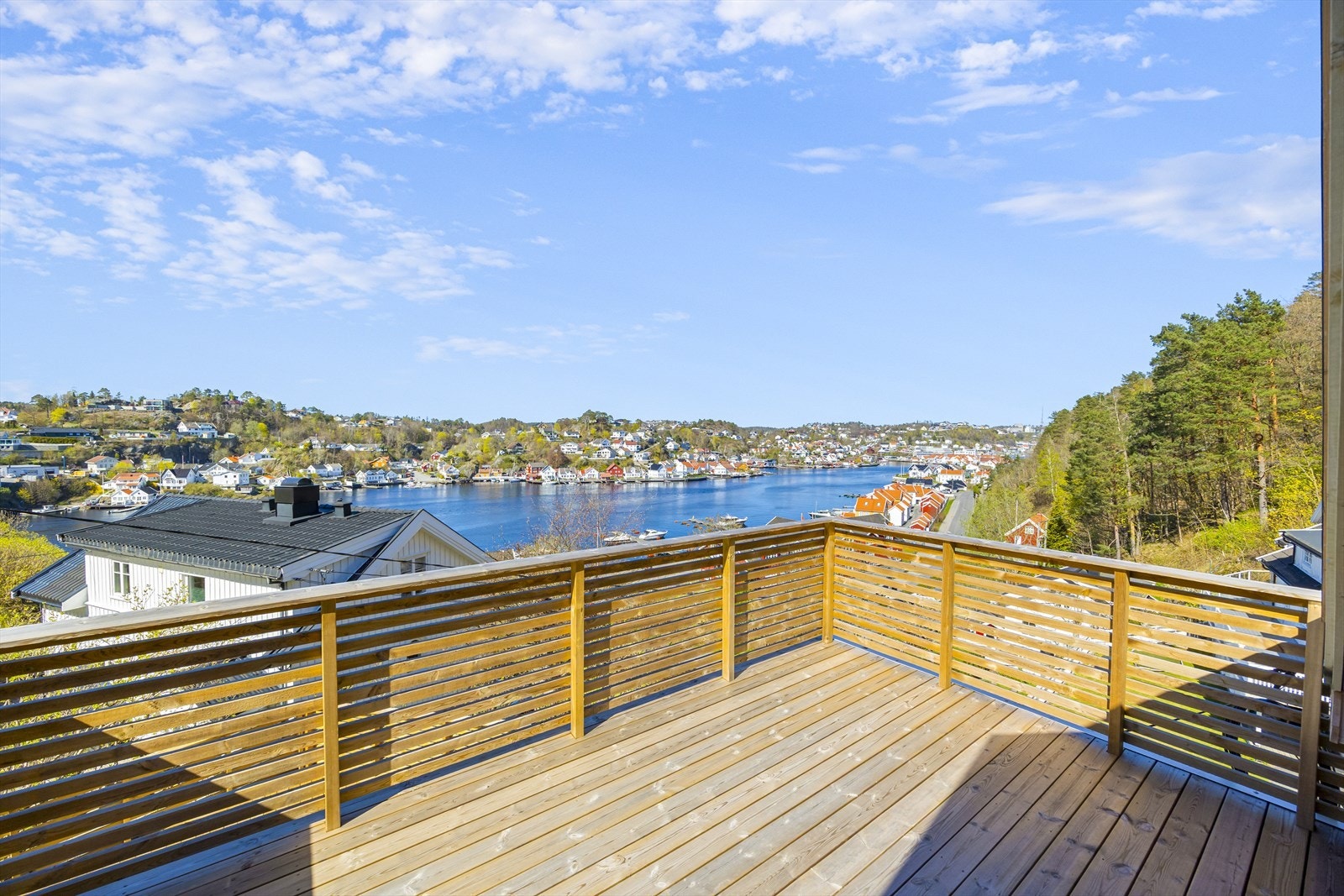 Den romslige terrassen har en fantastisk utsikt over nærområdets idylliske omgivelser. Her har man full oversikt over båttrafikken og mot byen. Galleribilde