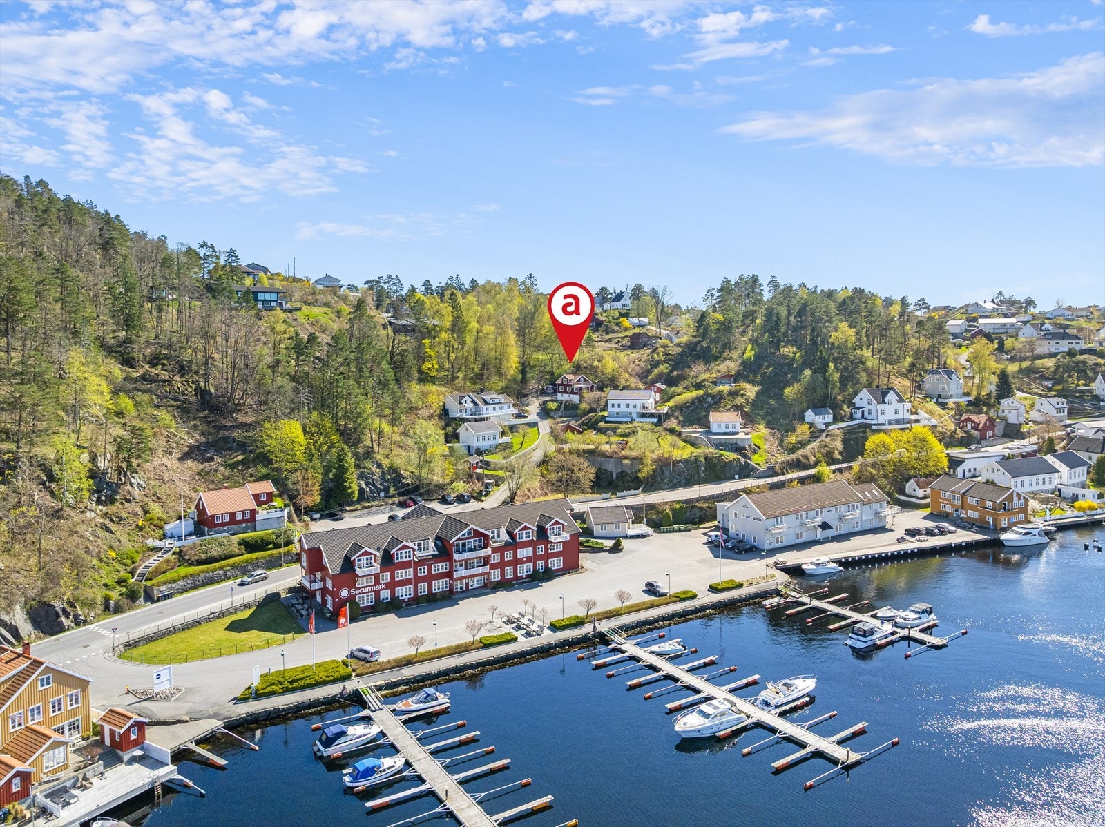Eiendommen ligger i naturskjønne omgivelser med nærhet til vann og båtplasser, hvor det er mulig å leie båtplass. Galleribilde