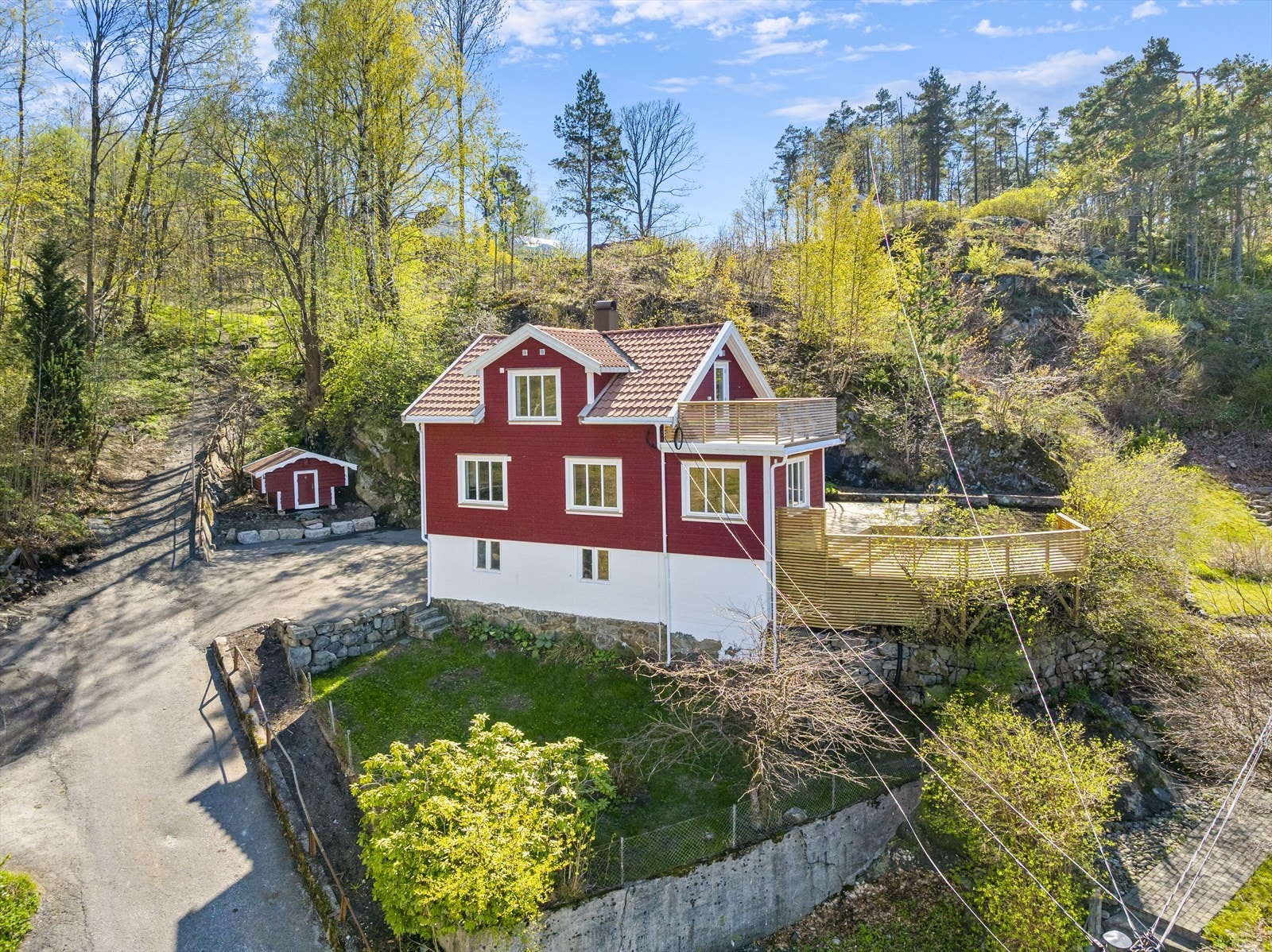 Plass til parkering på egen eiendom. I tillegg hage og terrasse. Galleribilde