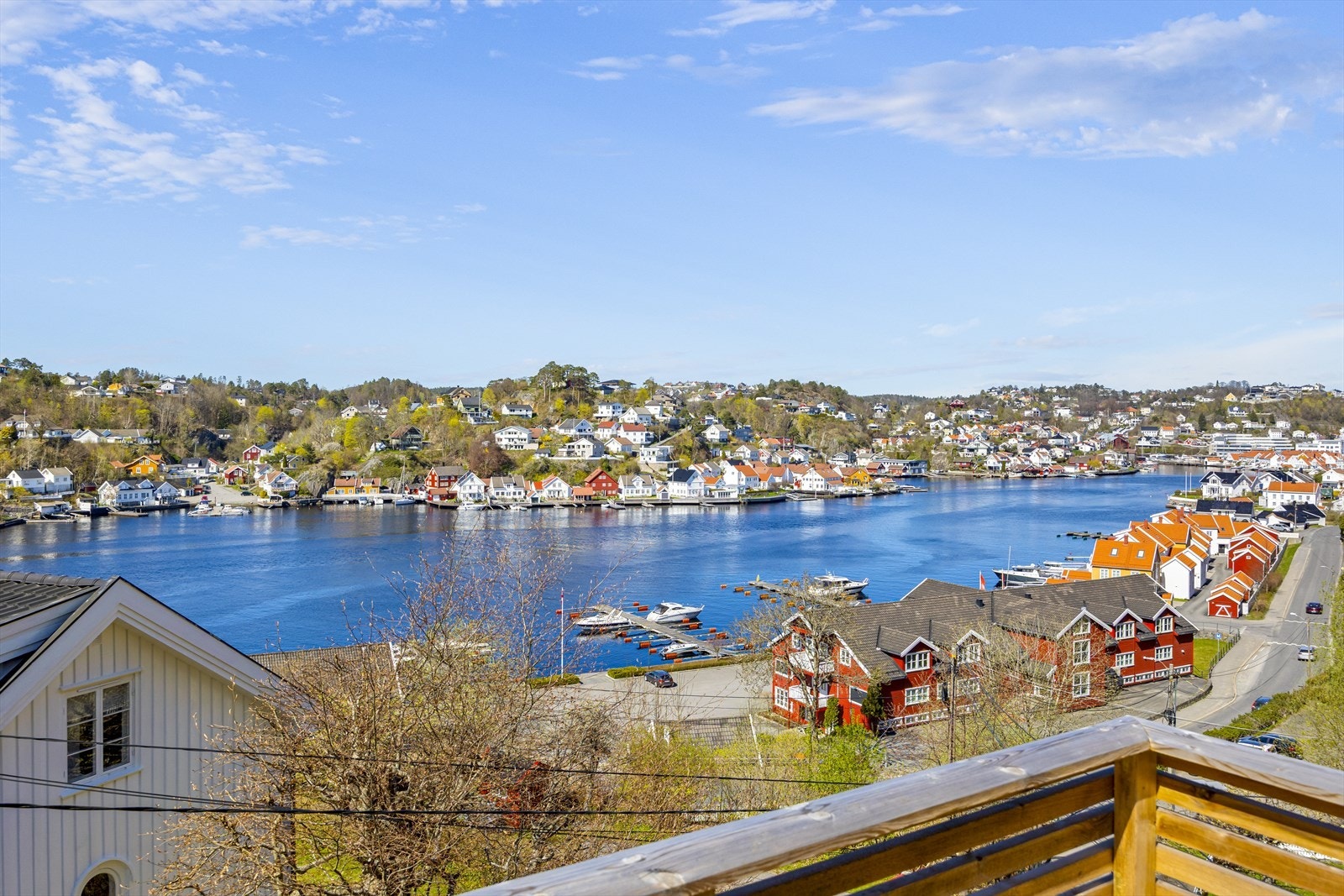 Velkommen til Vikaveien 46 presentert av Martine Strand i Aktiv Eiendomsmegling. Sjekk den fantastiske fine utsikten. Foto: Hallvard Rimereit Galleribilde