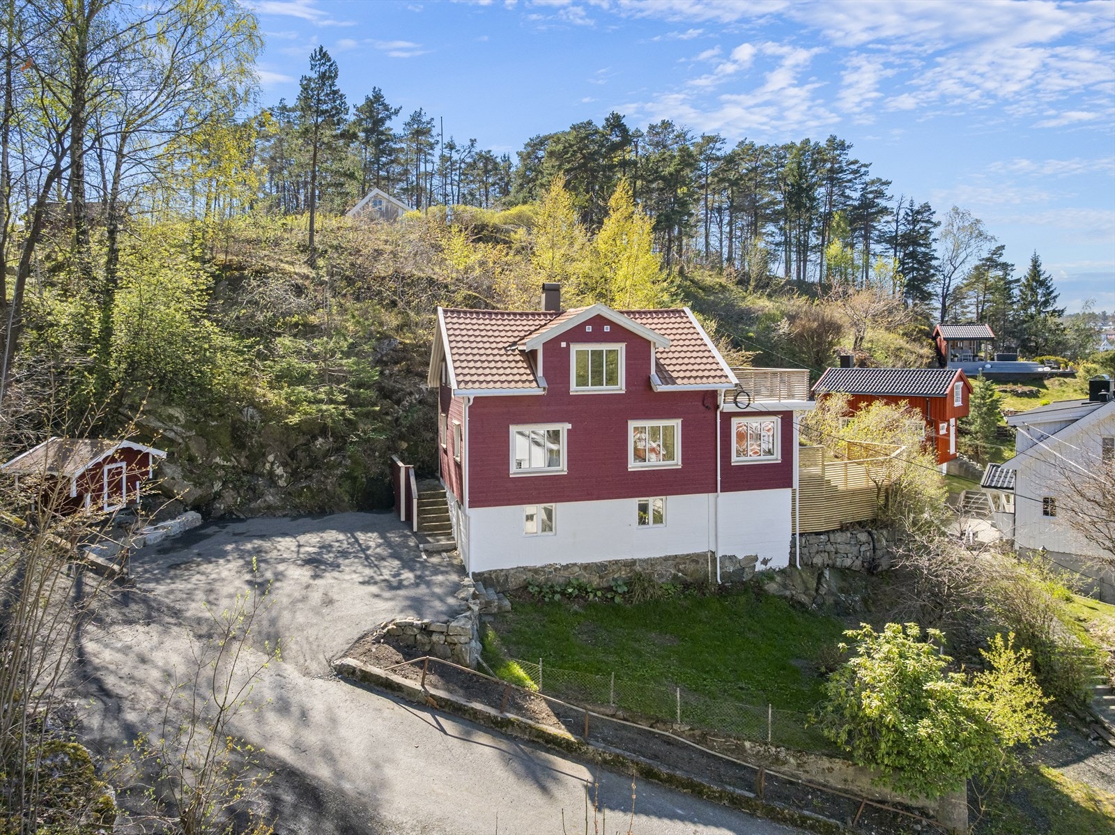 Eiendommen har en opparbeidet tomt med både grøntarealer og parkeringsplass. Galleribilde
