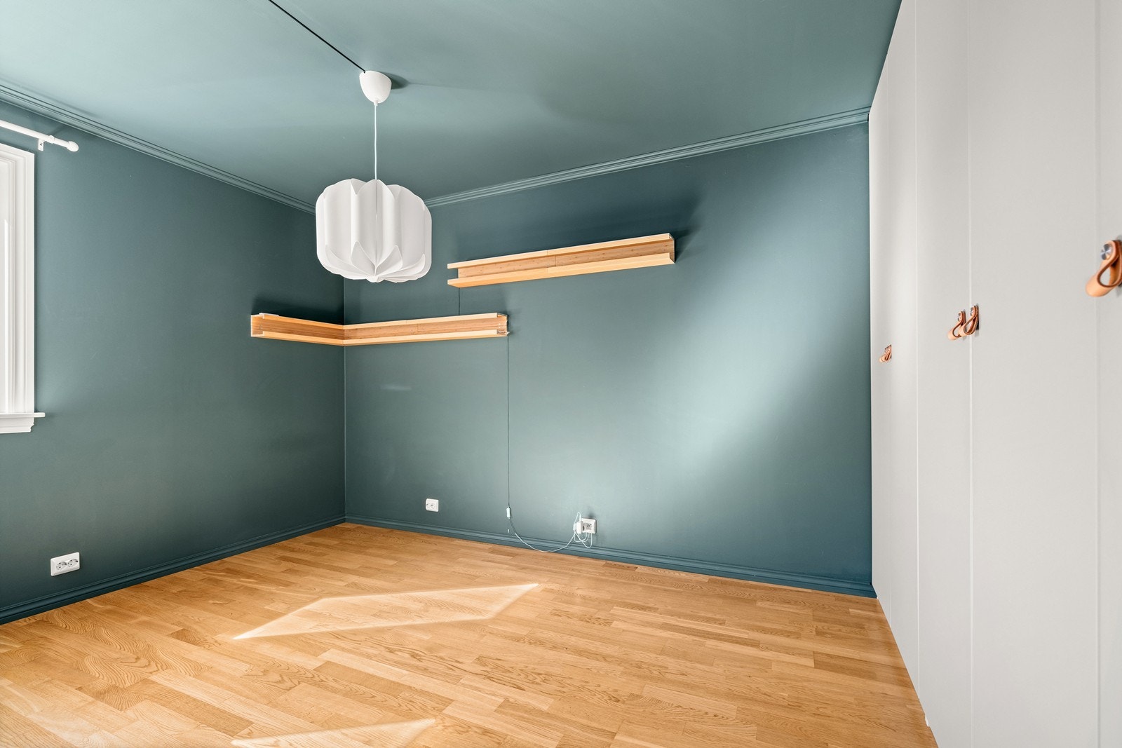 Soverommet har god plass til dobbeltseng og garderobeskap. Galleribilde