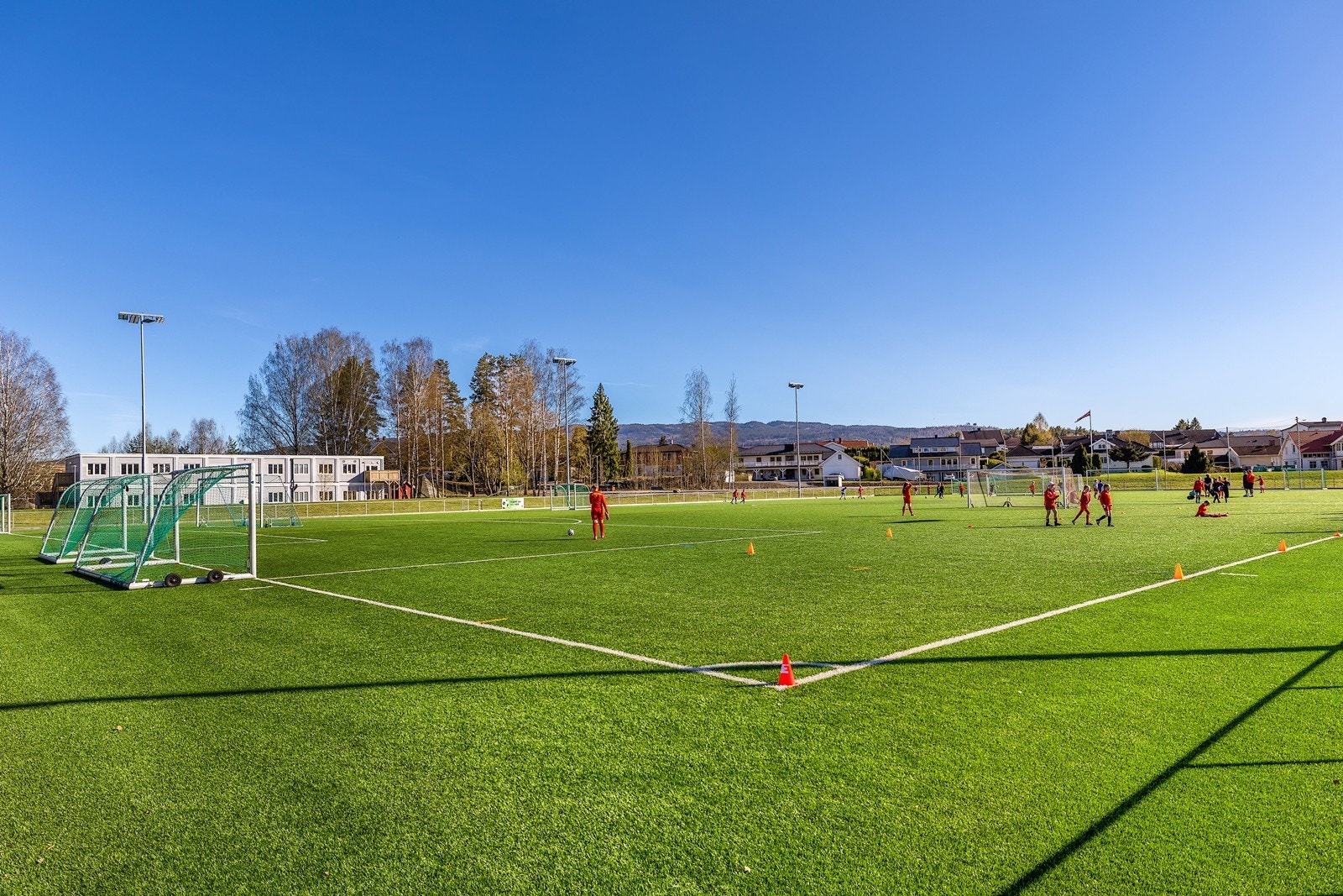 Området byr på et bredt aktivitetstilbud, inkludert fotballbaner ved Loesmoen idrettspark. Galleribilde