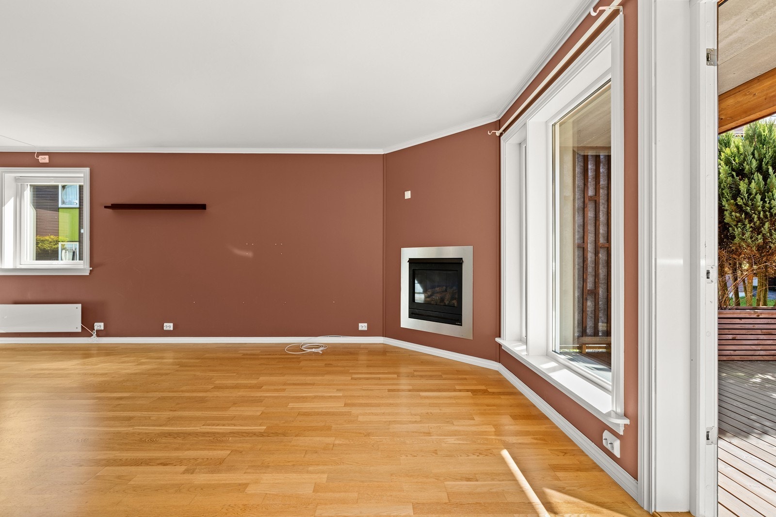 Gasspeisen i stuen gir en lun og jevn varme. Rommet har eikeparkett på gulv. Galleribilde