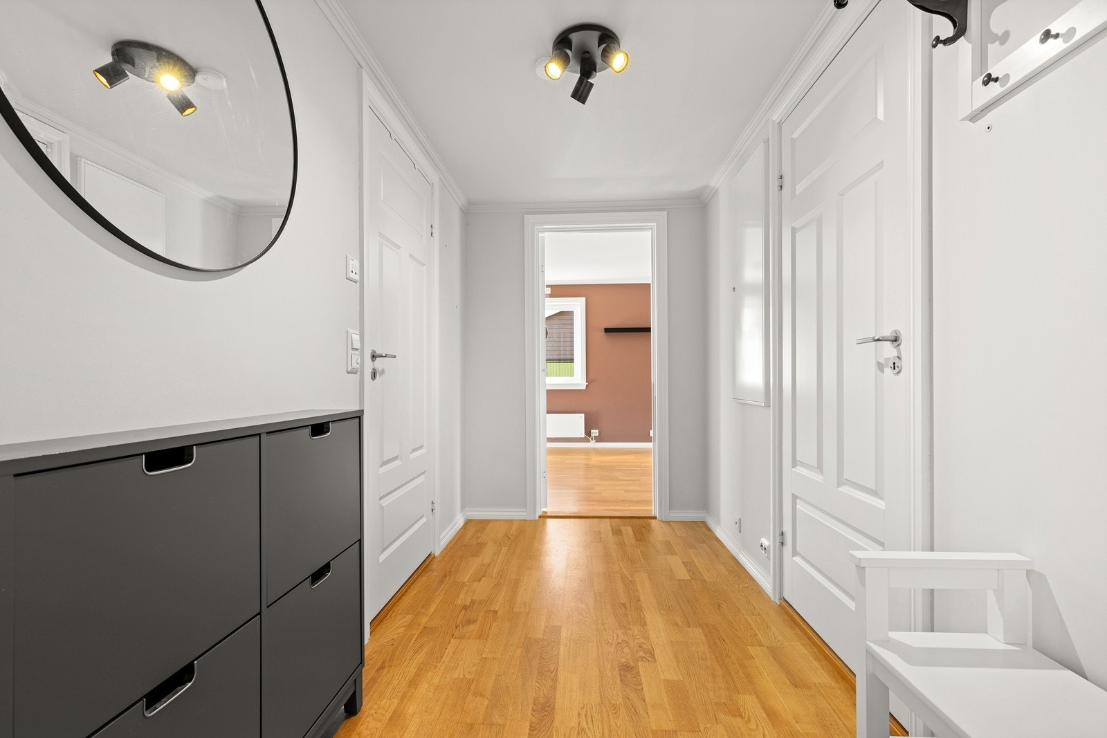 Fra entréen er det direkte tilgang til bad, bod, soverom og stue. Galleribilde