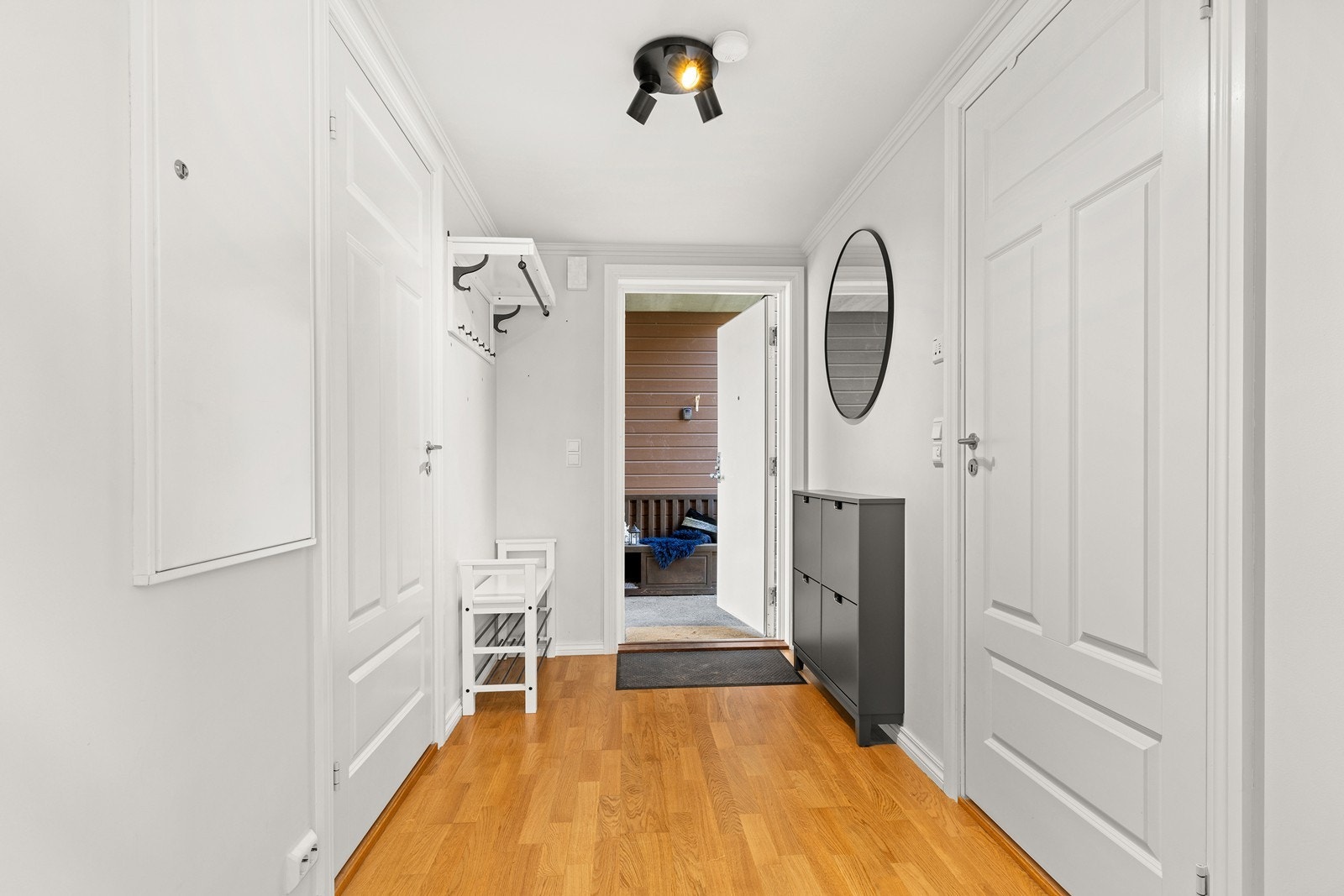 Entréen har plass til oppbevaring av yttertøy og sko, og binder sammen leilighetens rom. Galleribilde