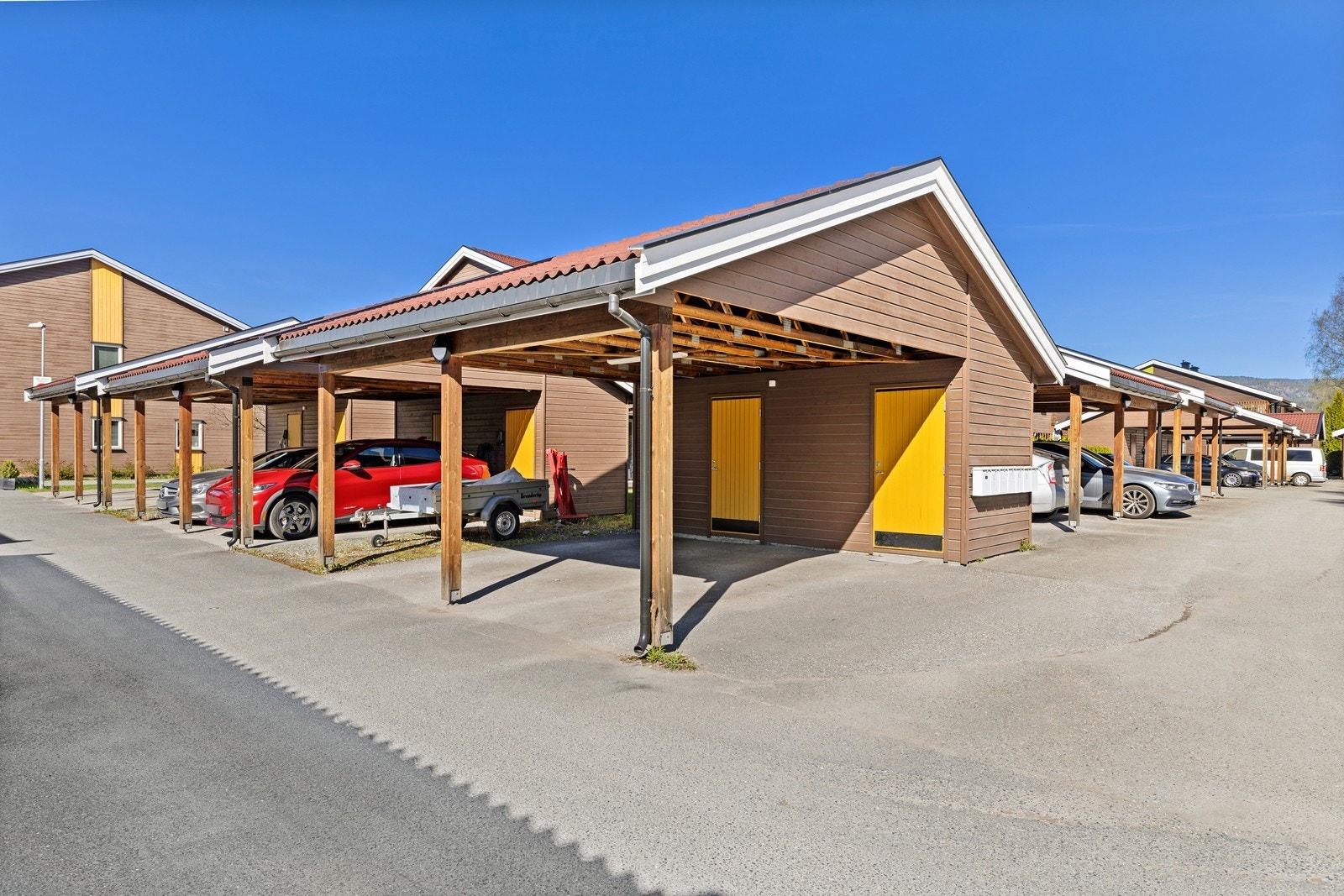 Leiligheten disponerer en fast plass i carportanlegg. Tilhørende sportsbod ligger i direkte tilknytning. Galleribilde