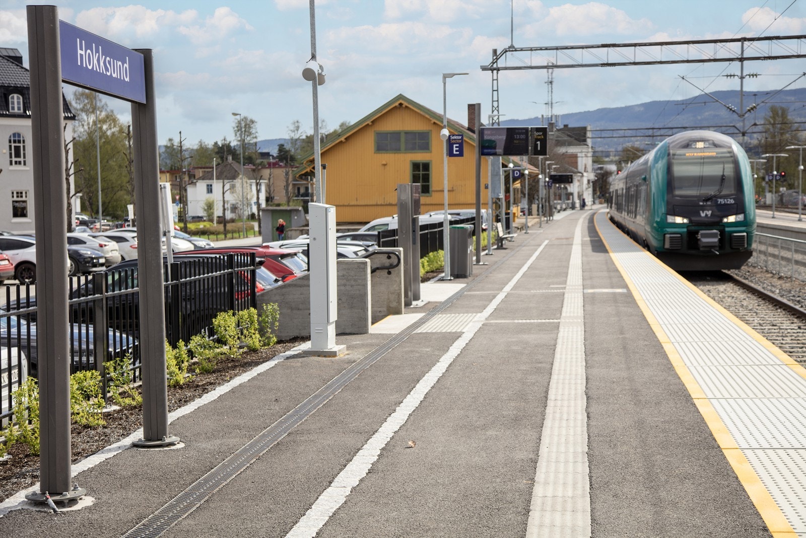 Hokksund stasjon er et knutepunkt for offentlig transport, med togforbindelser mot Drammen, Oslo og Kongsberg. Galleribilde