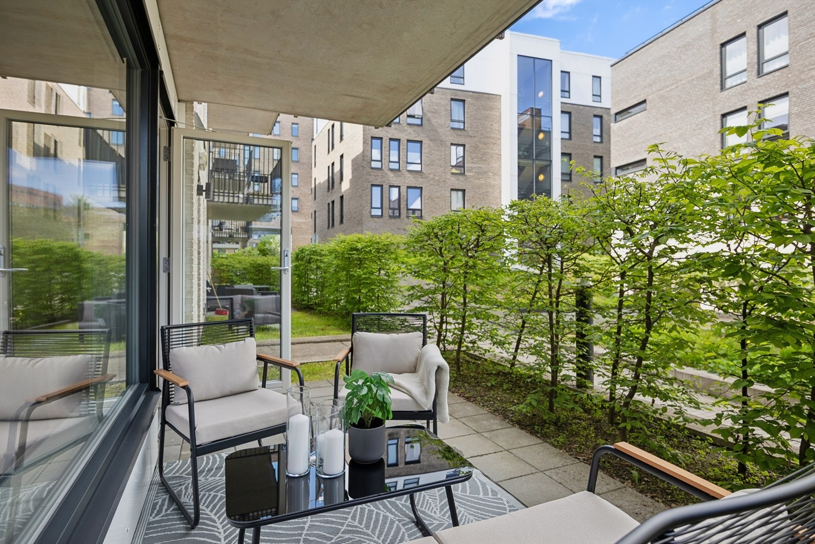 Uteplassen har god plass til grill og utemøblement. Galleribilde