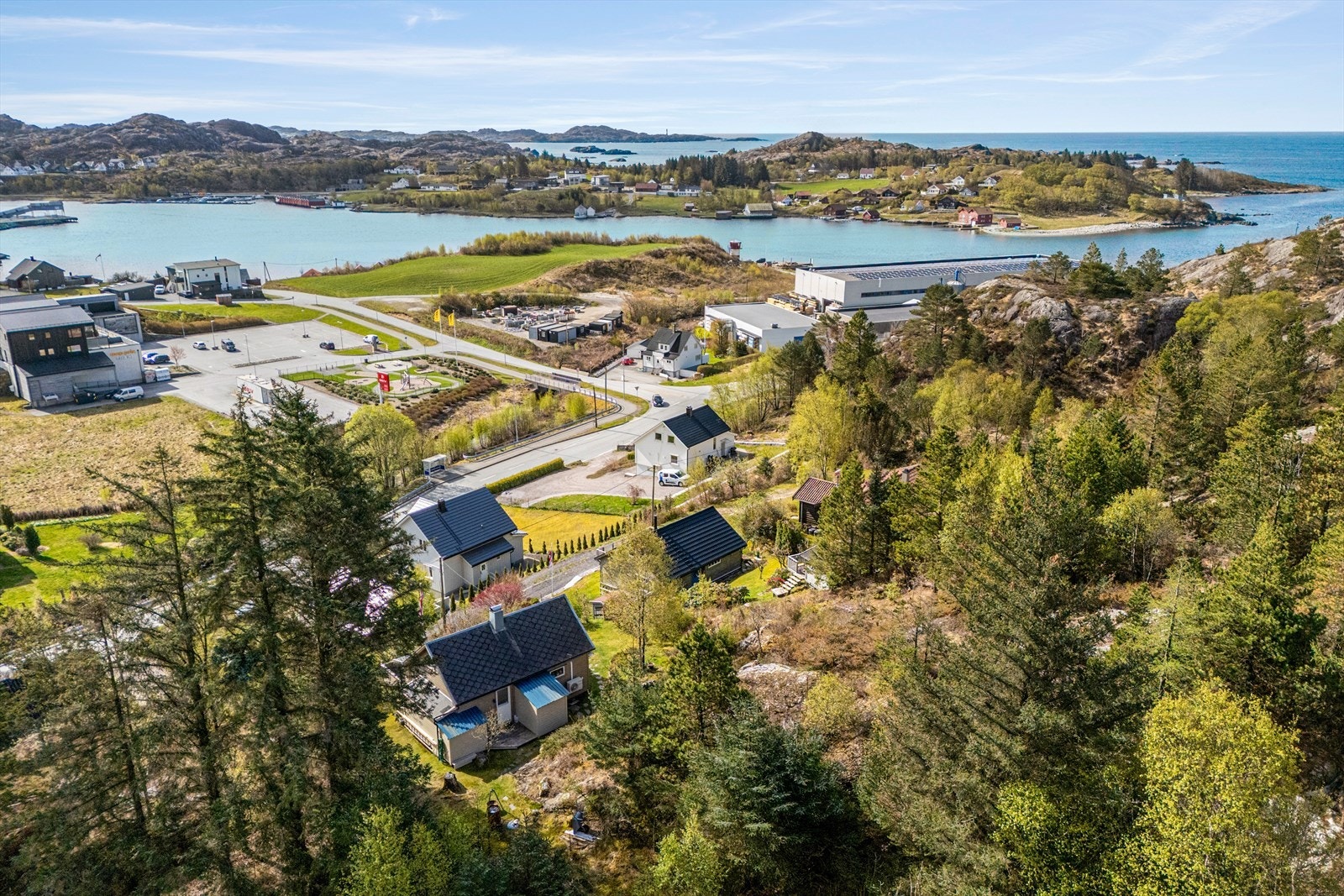 Nærhet til sjøen med fine fiske- og bademuligheter. Coop Prix Hellvik ligger kun 4 minutter unna. Galleribilde