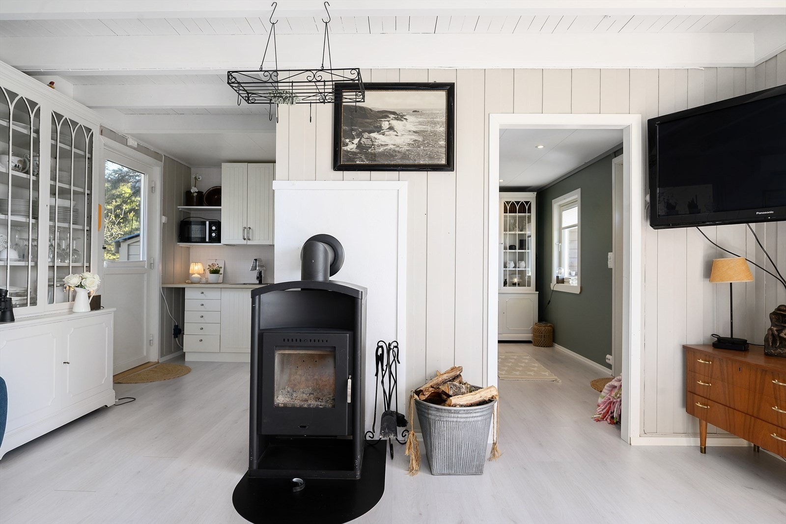 En nyere vedovn fra 2023 gir ekstra varme og hygge på kalde dager. Galleribilde