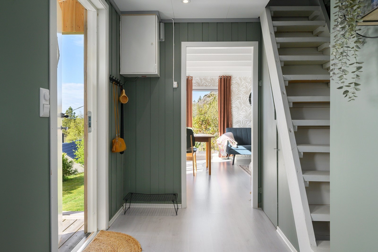 Entréen har plass til yttertøy og sko. Galleribilde