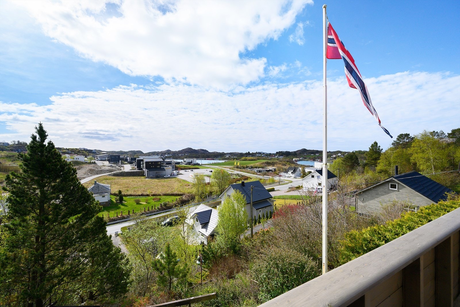 Fra terrassen er det fin utsikt over sjøen og området rundt. Galleribilde