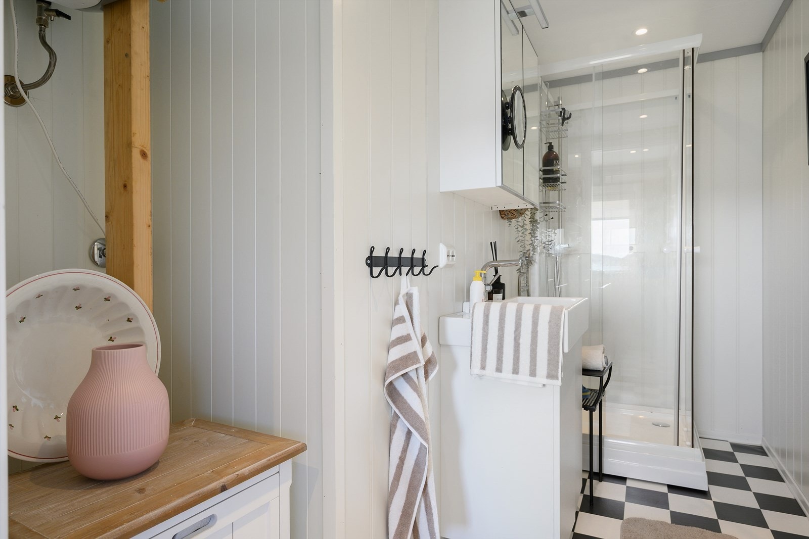 Badet ble etablert i 2021 og har dusjkabinett, servantinnredning og vinylbelegg på gulv. Galleribilde