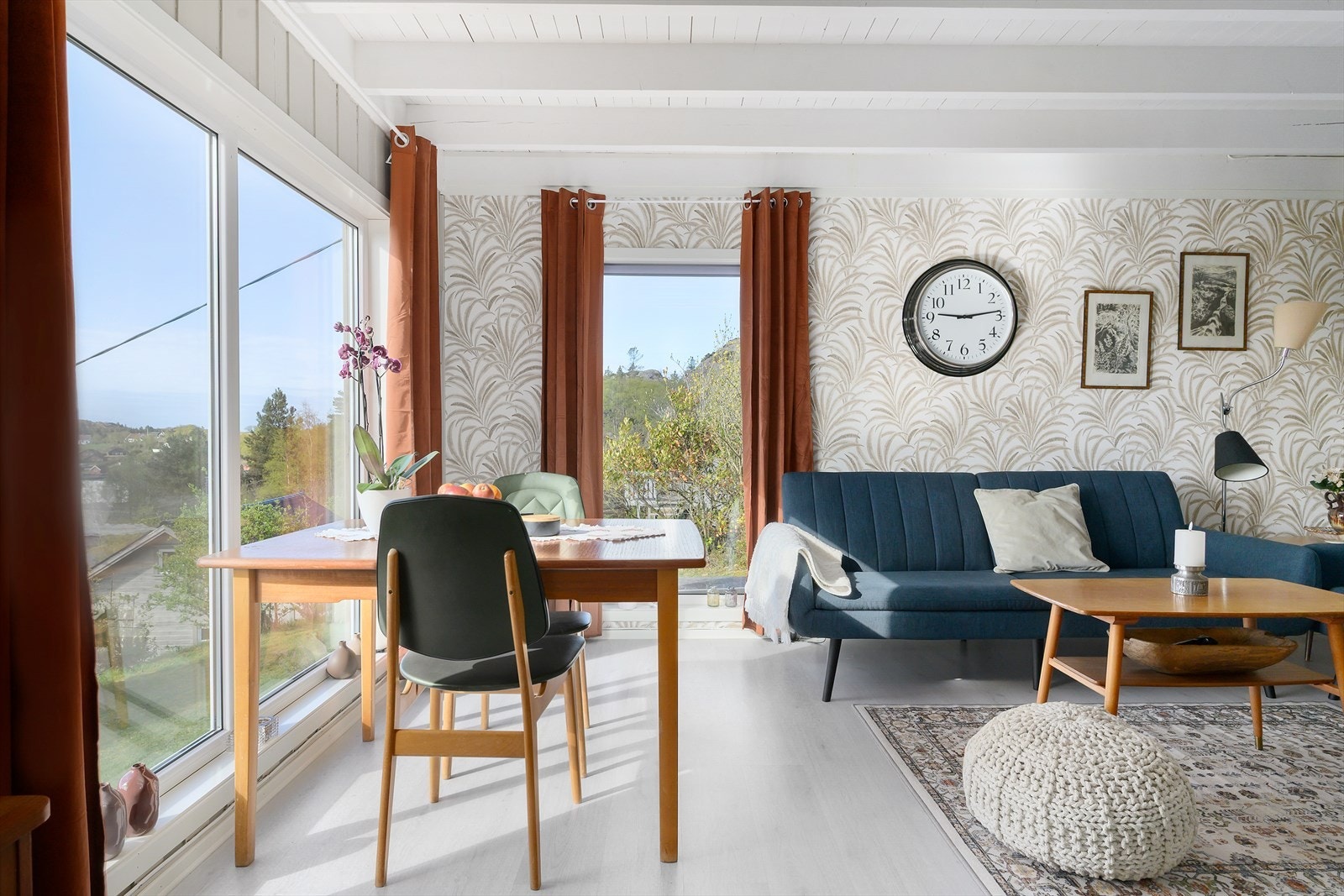 Stuen byr på plass til både spisebord og sofagruppe, med utsikt over nærområdet. Galleribilde
