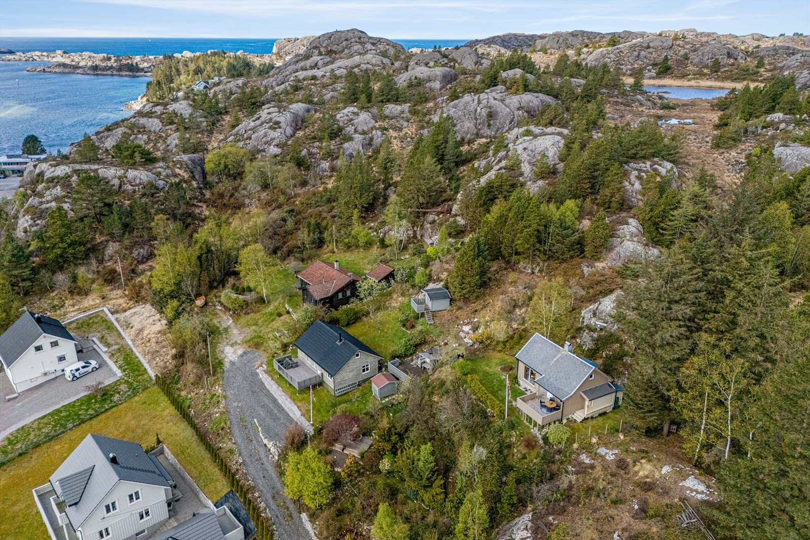 Sørvendt og usjenert beliggenhet med utsikt mot sjøen. Herfra er det kort vei til både badeplasser og turstier. Galleribilde