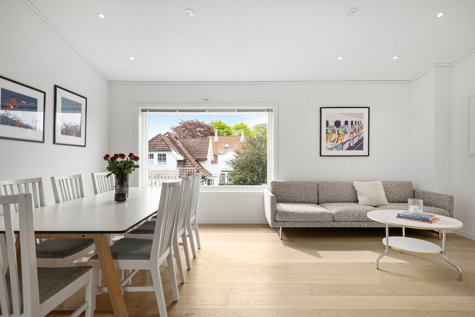 Gjennomgående er lekker enstavs parkett på gulv og downlights i himling. Galleribilde