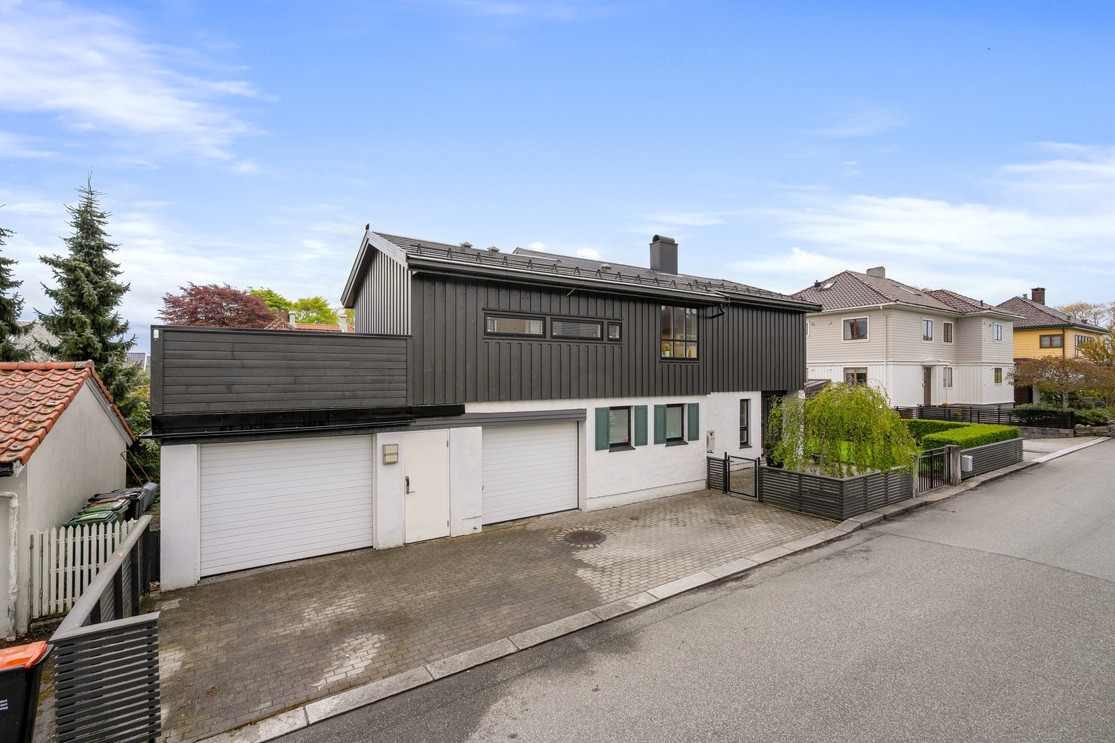 Det er gode parkeringsmuligheter i to garasjer og på egen tomt. Galleribilde