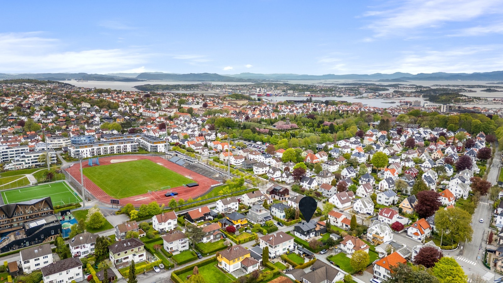 Her bor du i et etablert boligområde med nærhet til sentrum, turområder og et bredt utvalg av servicetilbud. Galleribilde