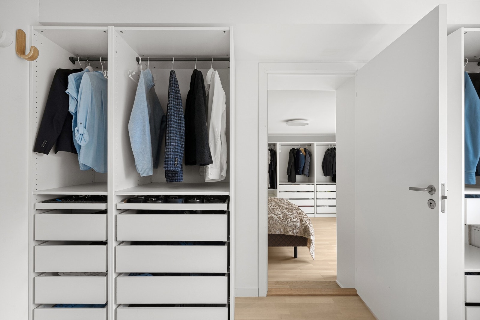 Walk in closet i tilknytning til hovedsoverommet. Galleribilde