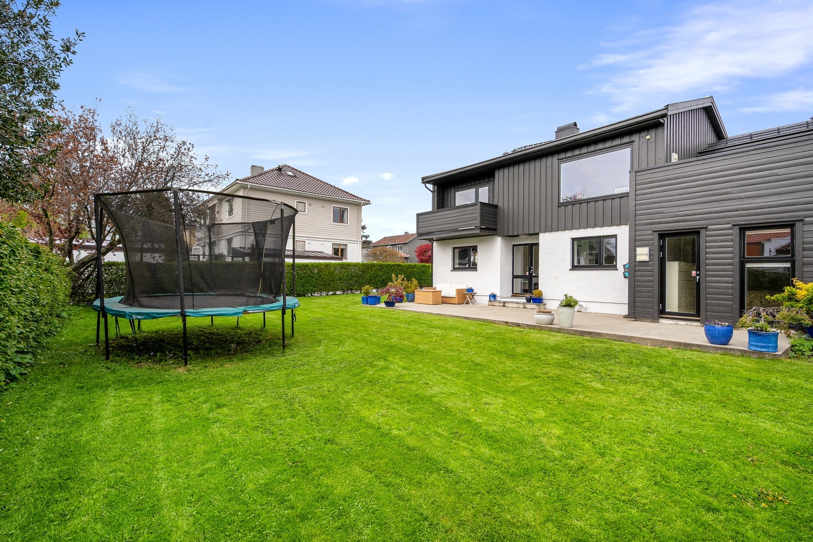 Uteområdet er stort med gode muligheter for lek og aktiviteter - perfekt for barna! Galleribilde