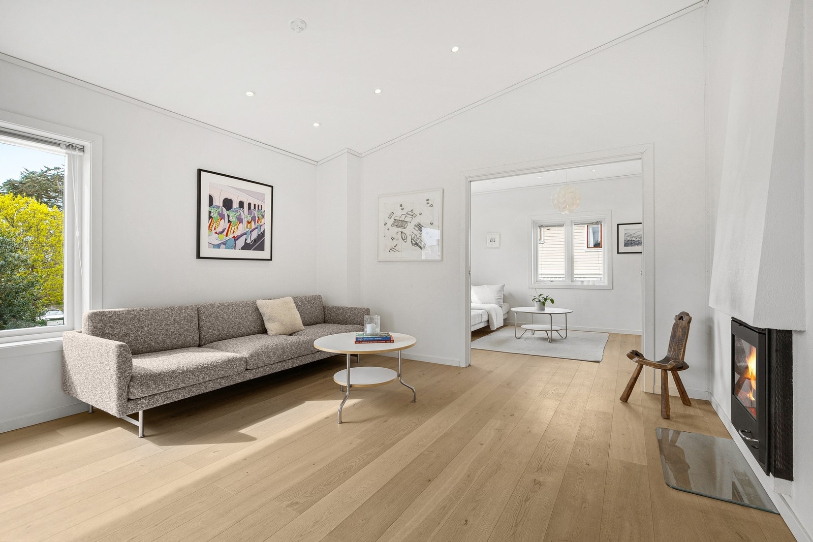 Boligen fremstår moderne med gjennomgående god standard etter renovering i 2014, hvor kun grunnmur og reisverk ble beholdt. Galleribilde