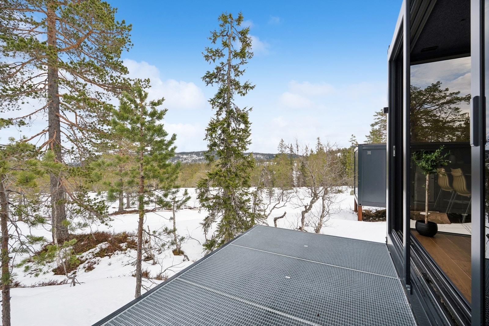 Her kan du spenne på deg skiene og gå rett ut i preparerte skiløyper. Galleribilde