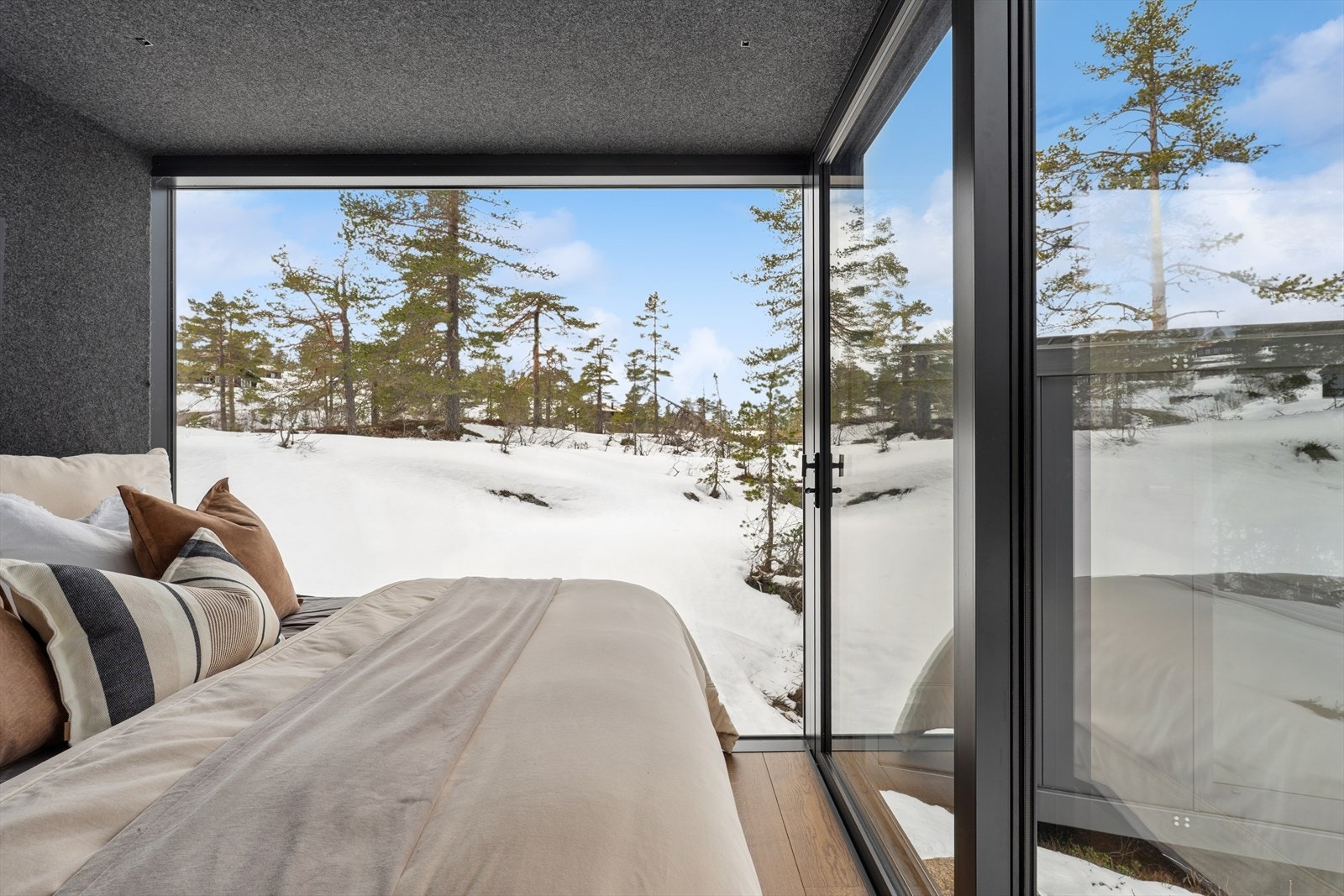 Soverommet har direkte utgang til naturen og imponerende vindusflater som slipper lyset inn og gir en unik nærhet til omgivelsene. En harmonisk kombinasjon av komfort og naturopplevelse. Galleribilde
