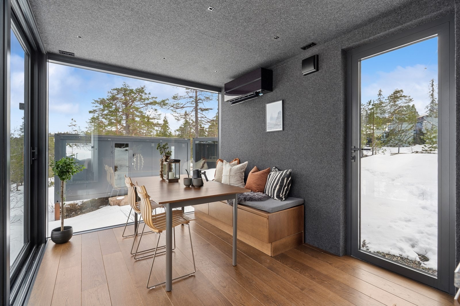 Plassbygd benk med oppbevaring under. Galleribilde