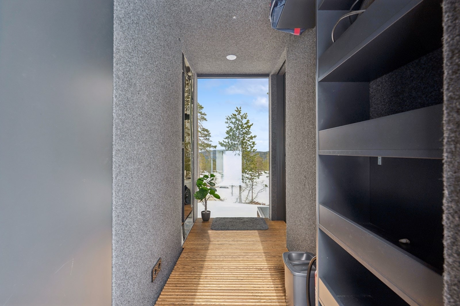 Velkommen inn. Hyller i gangen for praktisk oppbevaring. Galleribilde