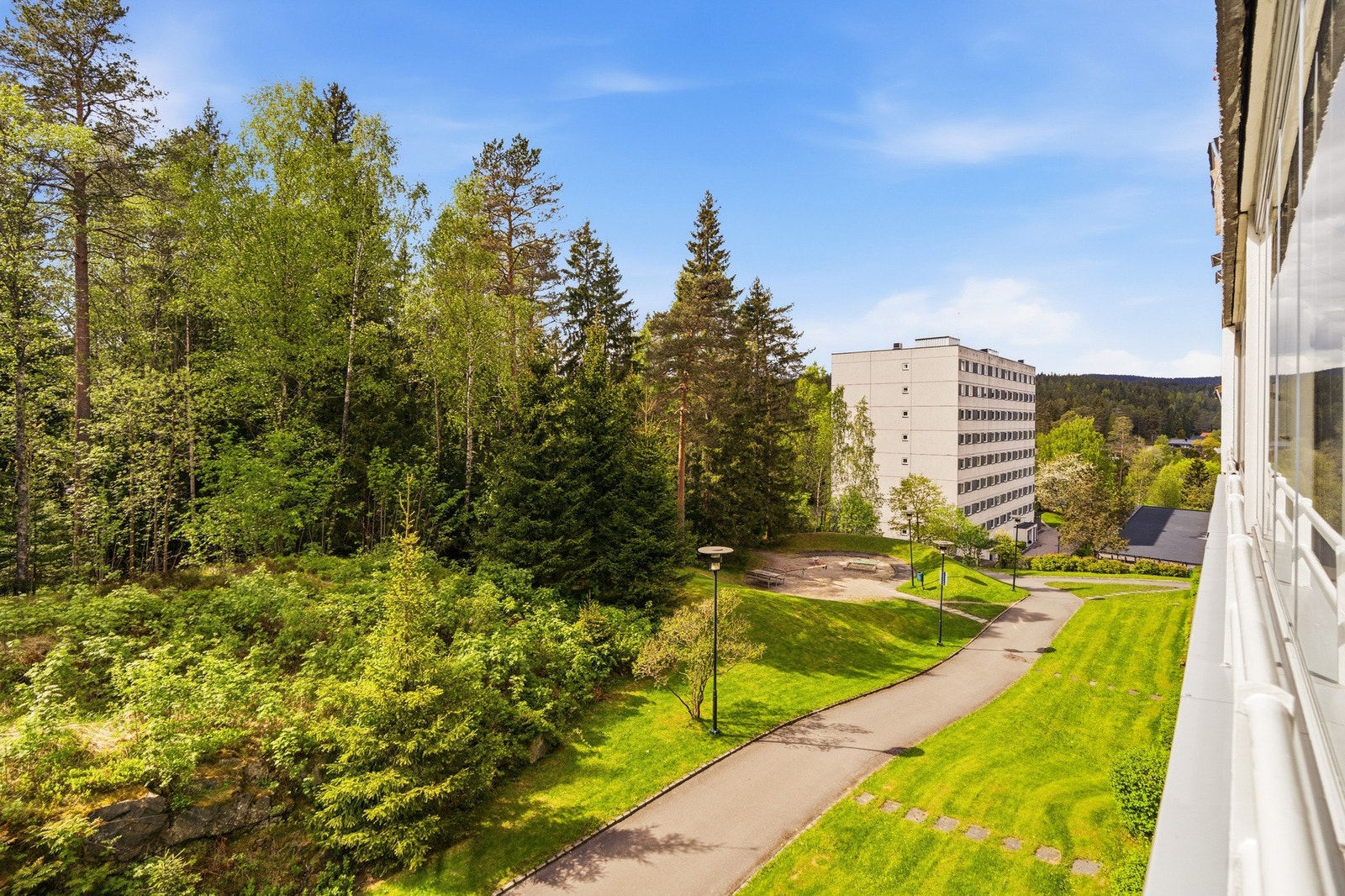 Fra balkongen har du hyggelig utsyn over borettslagets fellesområder Galleribilde
