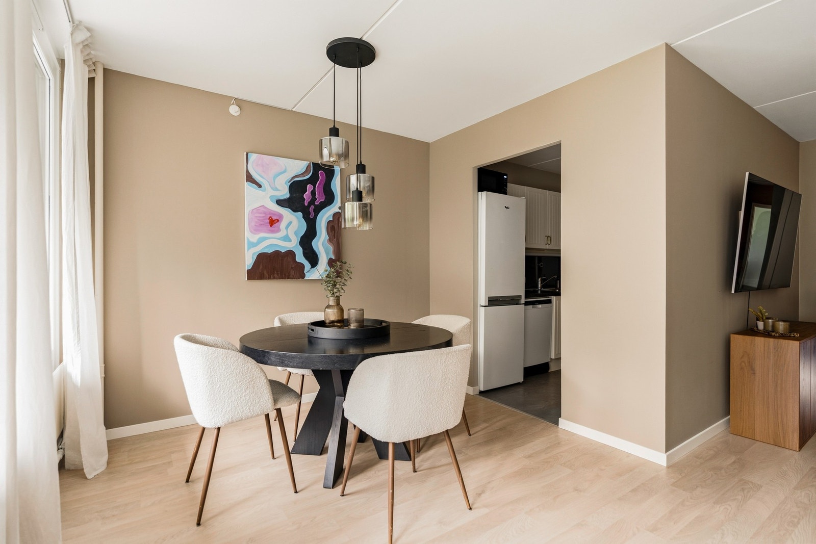 Det er i dag satt inn rundt spisebord, men det er også plass til avlangt spisebord med flere stoler Galleribilde