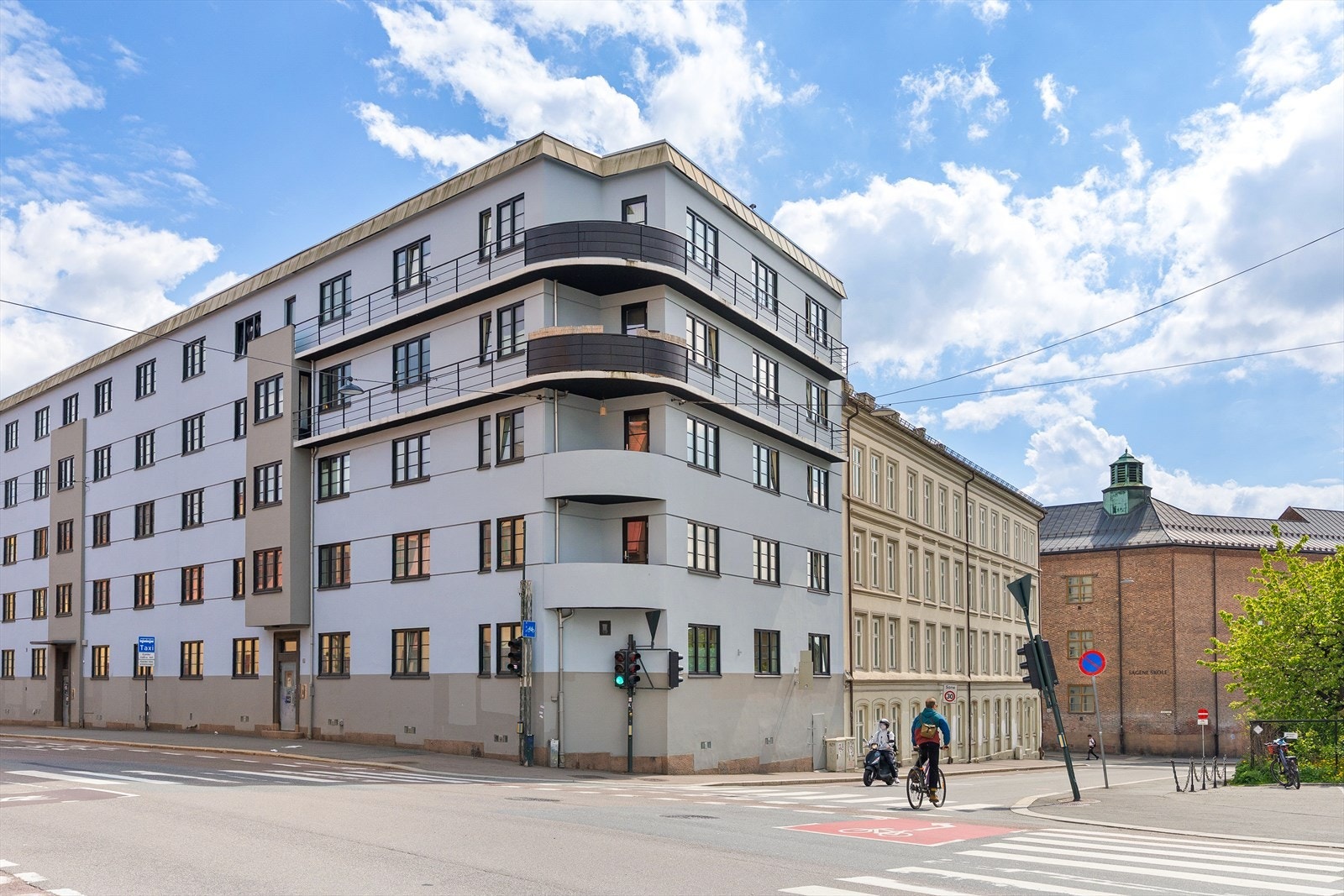 Her bor du i et etablert og populært nabolag med klassisk bygårdsbebyggelse, hyggelige handlegater og et levende nærmiljø. Galleribilde