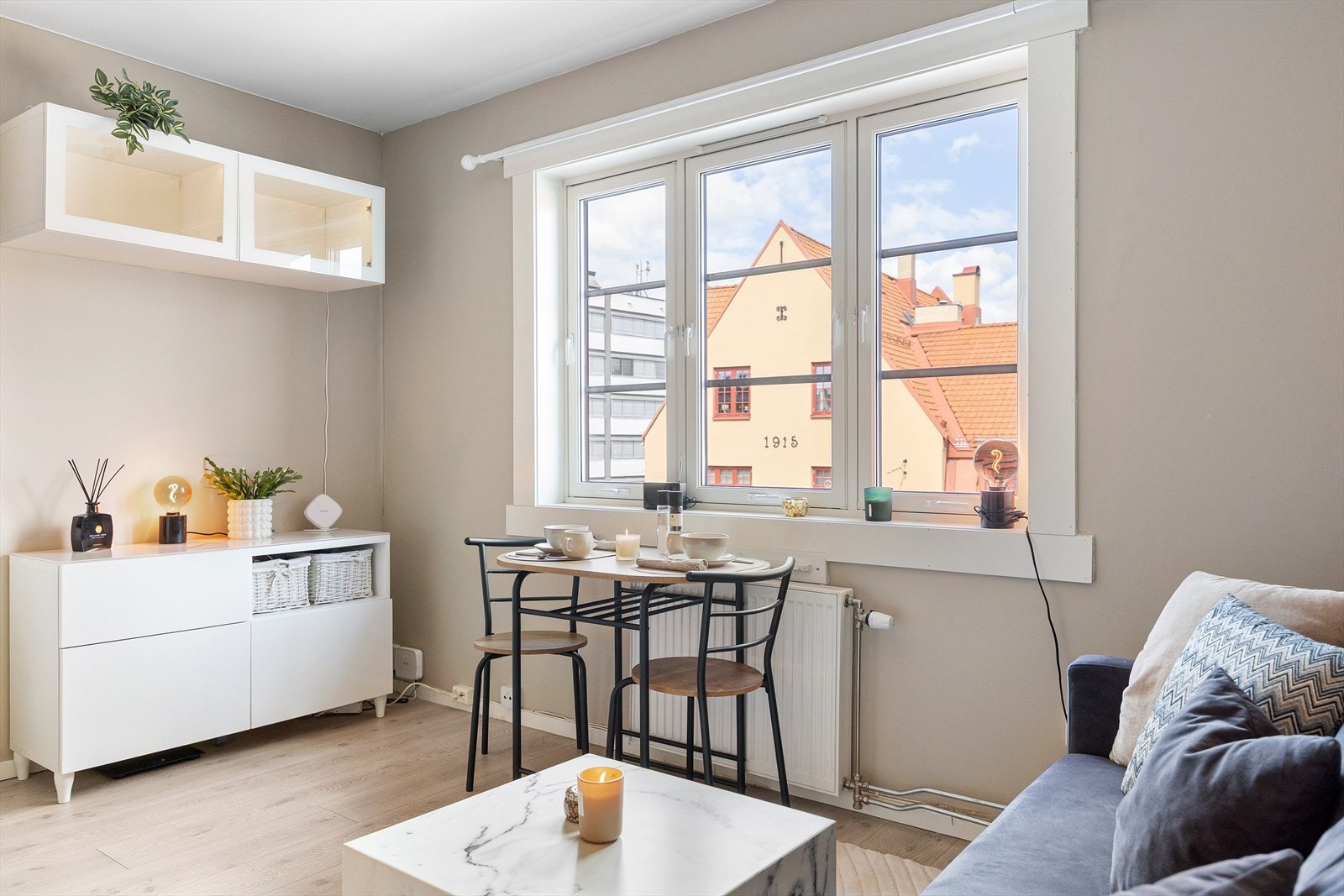 Leiligheten har en gjennomført og delikat fargepalett kombinert med pene, lyse gulv som bidrar til et luftig og moderne uttrykk. Galleribilde