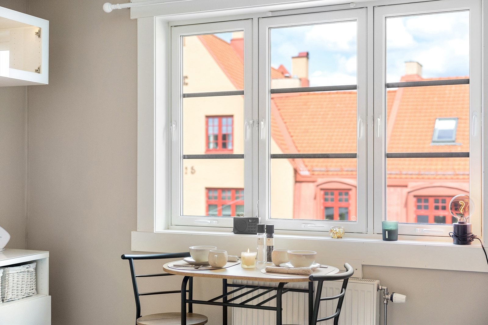 Leiligheten ligger høyt og luftig til i 4. etasje, med store vindusflater som sørger for rikelig med naturlig lys. Galleribilde