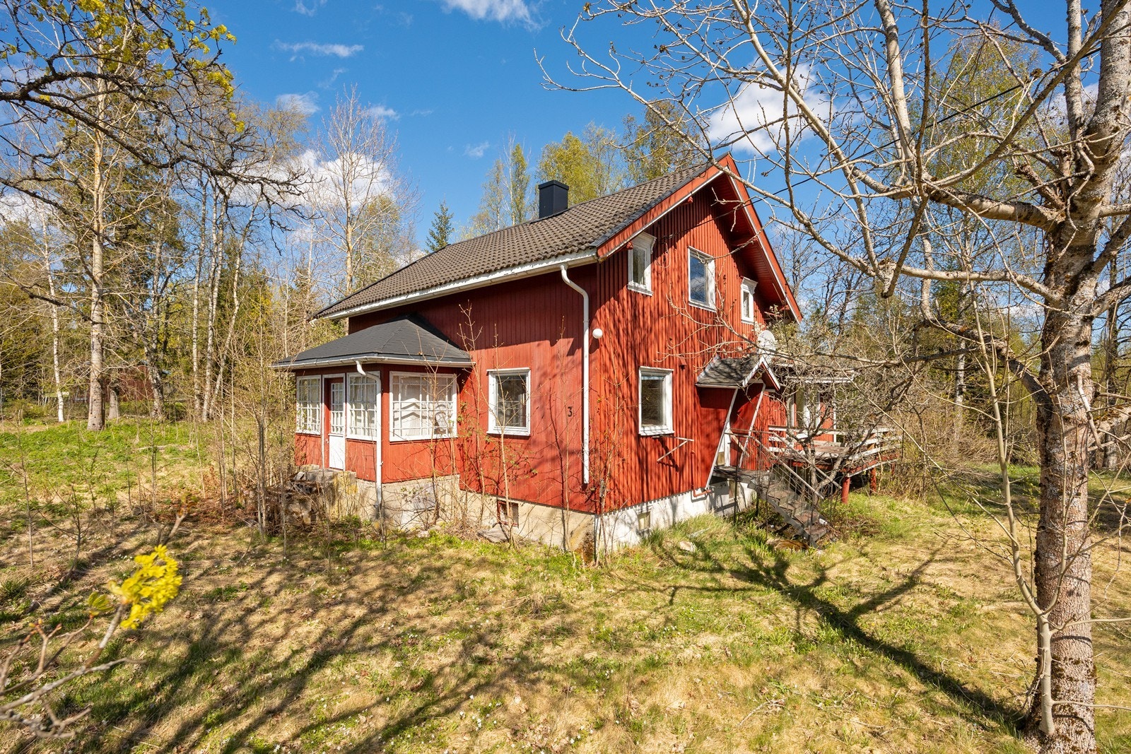 En landlig beliggende enebolig med et bruksareal på 259 m2 over tre etasjer. Galleribilde