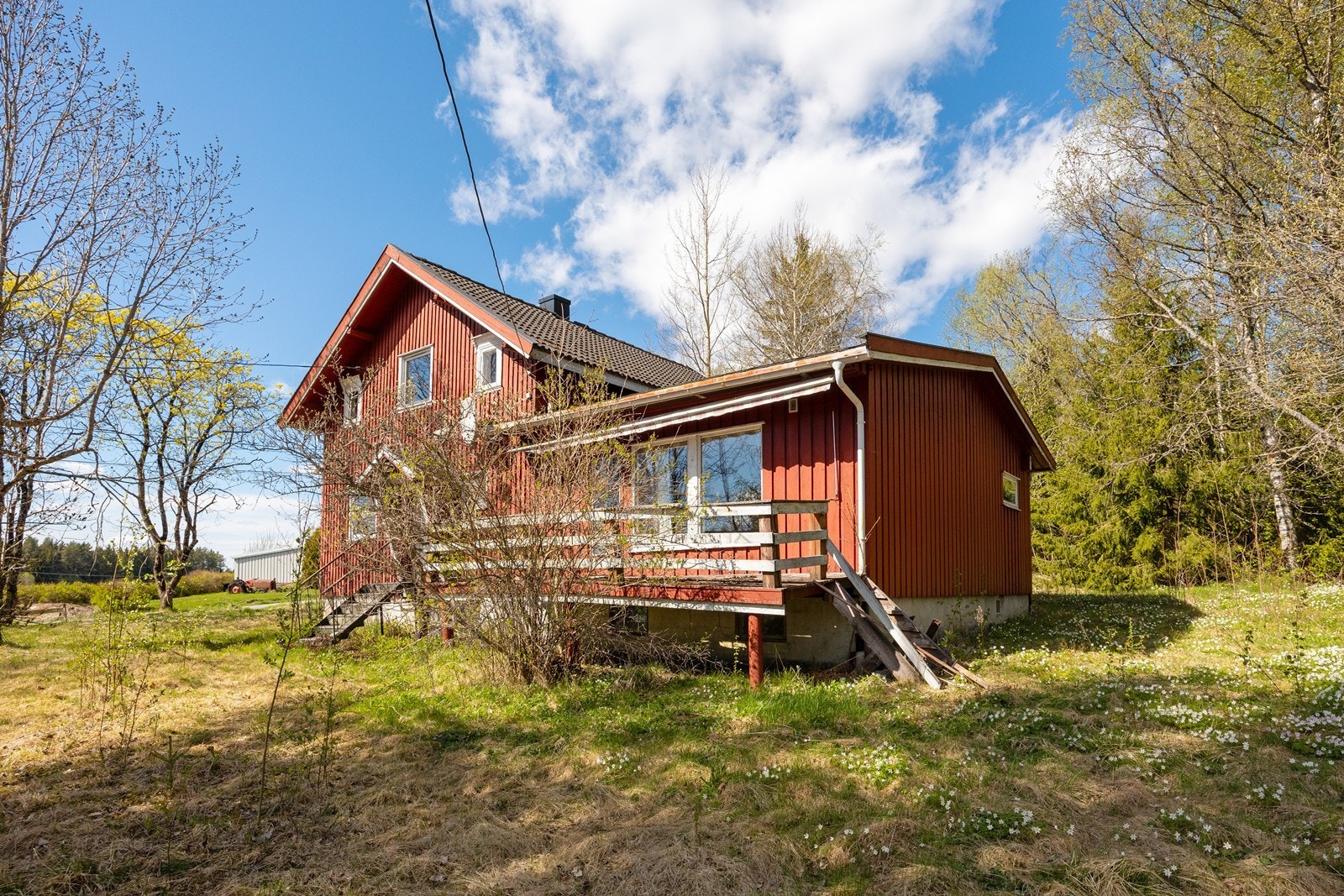 Fra tomten er det kort vei til busstopp som tar deg i retning Aurskog og Lillestrøm - eller Bjørkelangen som er kommunesentrum. Galleribilde