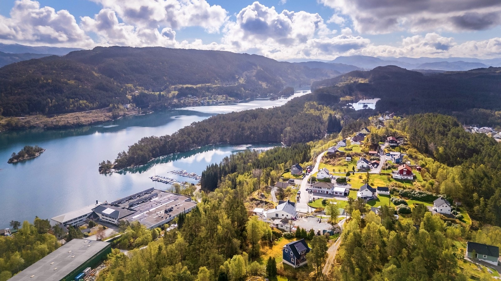 Oversikt over nærområdet med småbåthavn og spredt bebyggelse. Galleribilde