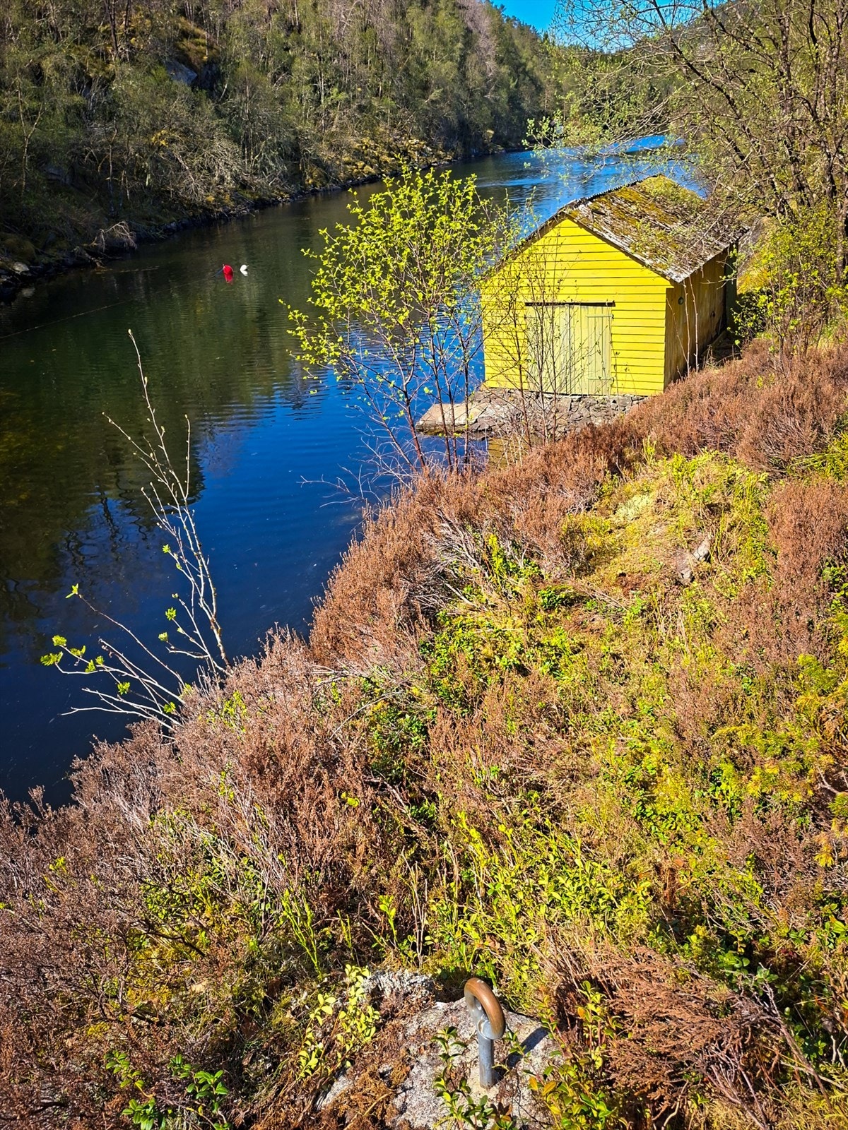 Båtfestet i fremkant av bilde. Det er mulighet for å søke om båtplass i den nærliggende båthavnen. Galleribilde