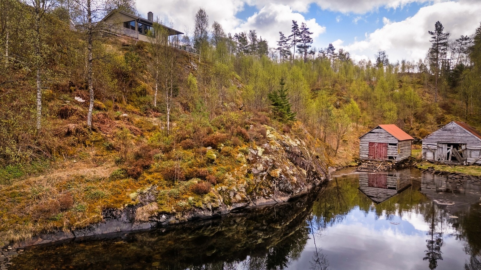 Hytten har en flott plassering ved vannkanten. Galleribilde