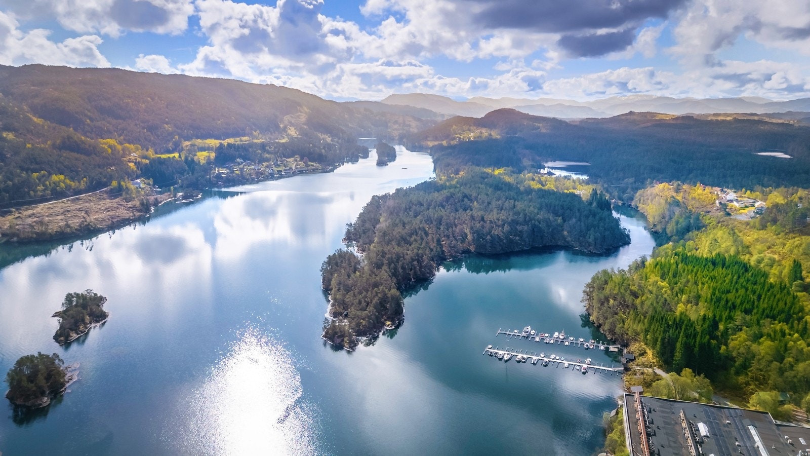 Hytten ligger i et etablert hytteområde med umiddelbar nærhet til sjøen. Galleribilde