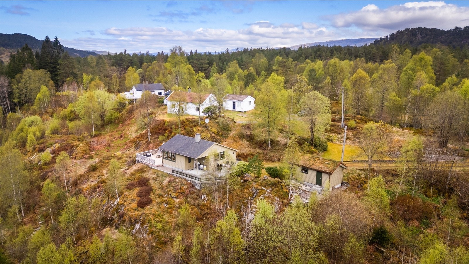 Hytta er omgitt av natur og ligger høyt og fritt i terrenget. Galleribilde