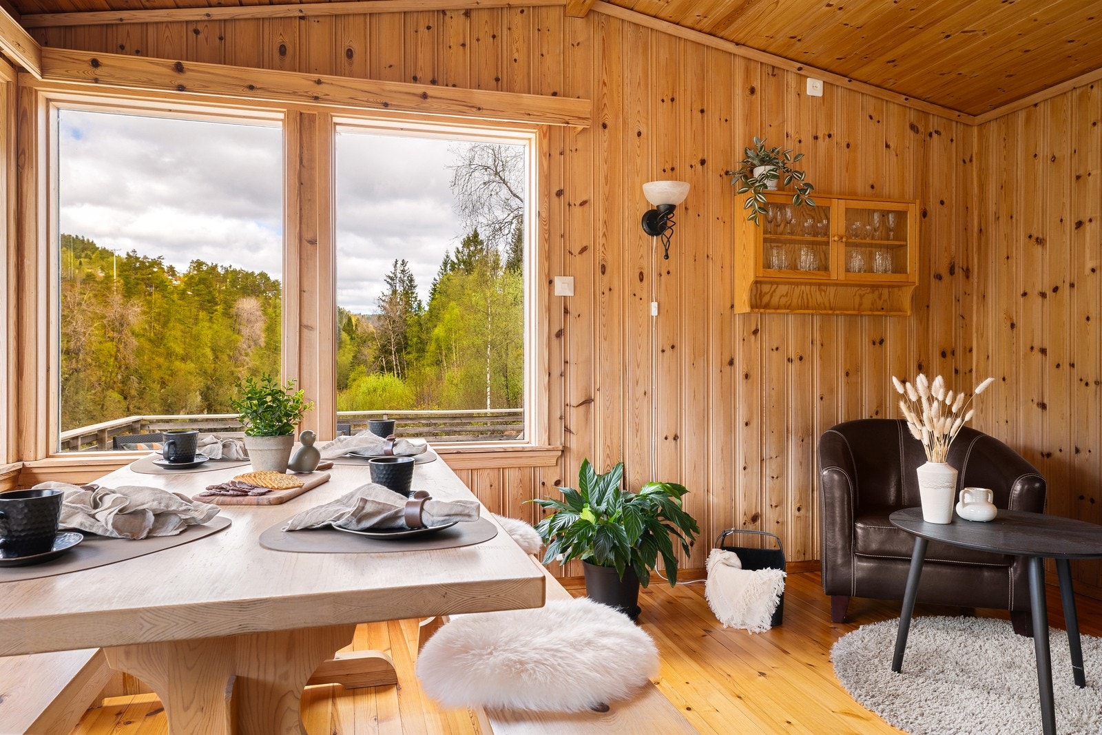 Stuen er romslig og gir god plass til både en sittegruppe og en stor spiseplass. Galleribilde