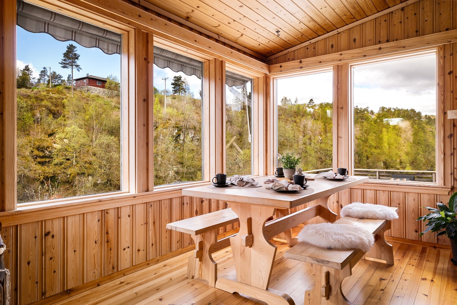 Spiseplassen er plassert slik at man får en flott kontakt med naturen utenfor. Galleribilde
